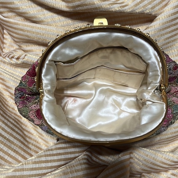 FLORAL LACE KNIT EVENING BAG CLUTCH, PINK AND GOLD. - Picture 9 of 9